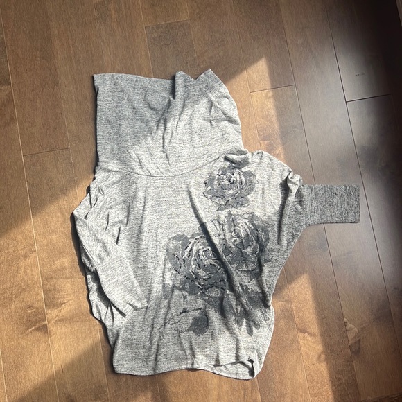 Scarf neck like sweater with capri sleeves - Picture 1 of 3